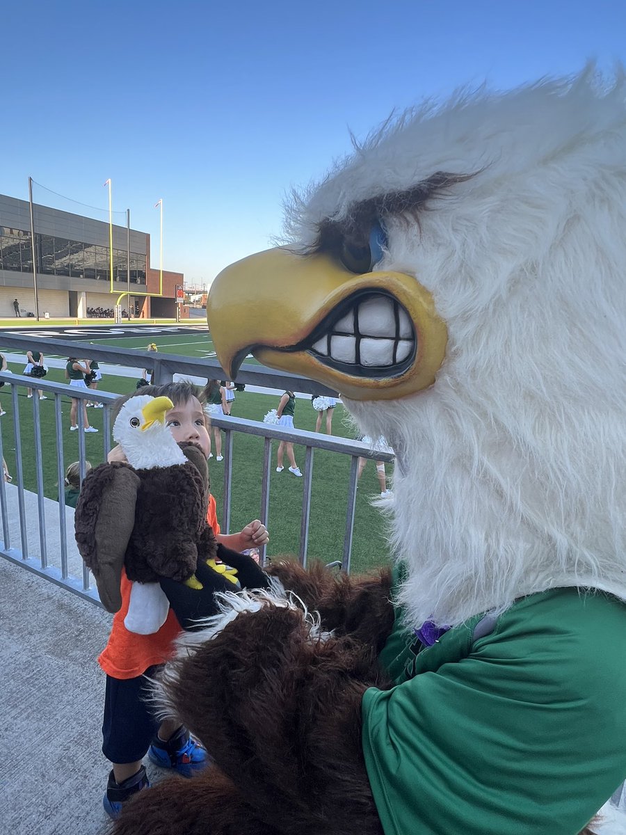 KKuoScience's tweet photo. Love seeing ALL the Eagles play tonight! 🏈 🎶 🎺 💚 Thank you @HolaMrsChurch for the great 🦅 pics! 💚 We are Eagles! @PISDReynolds @ProsperProud https://t.co/PNDfjIEccC