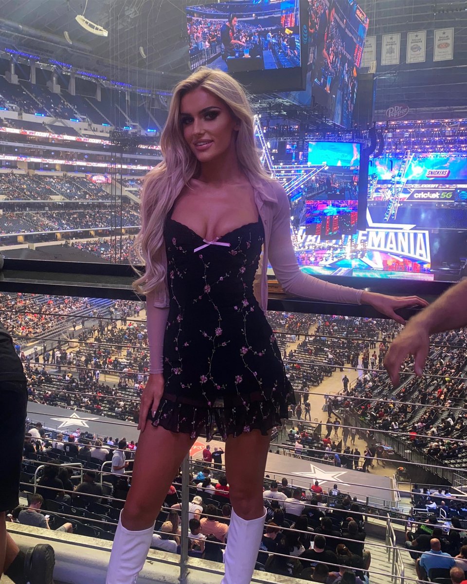UKLaBelle's tweet photo. This pic took before the #MondayNightCombat show in MSG yesterday, exploring the arena and Rocking out my lovely dress! π
#RebelCrusader #ValkyrieDivision https://t.co/NotatGlfCP