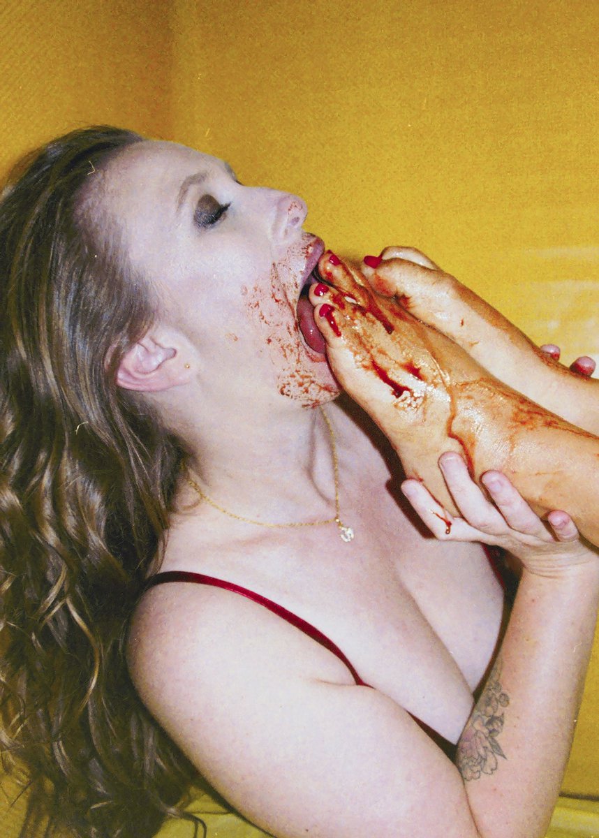 highcreatives's tweet image. Strawberries, Chocolate and Feet 🤤 #35mm #feetworship