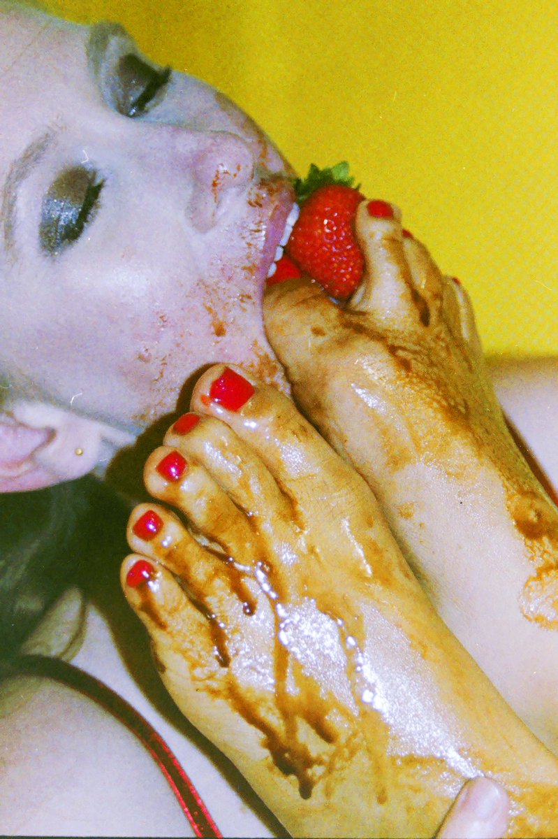 highcreatives's tweet image. Strawberries, Chocolate and Feet 🤤 #35mm #feetworship