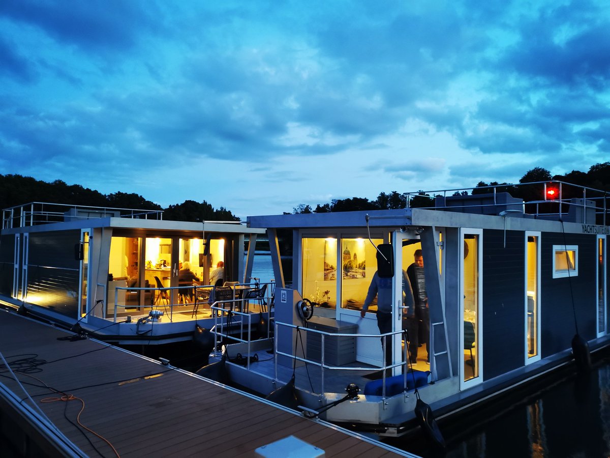 Abendstimmung auf den Hausboote Typ YachtSuite im Hafen Eldenburg.
#hausboot
#marinaeldenburg
#urlaub
#herbst
#mecklenburg
#mvtutgut