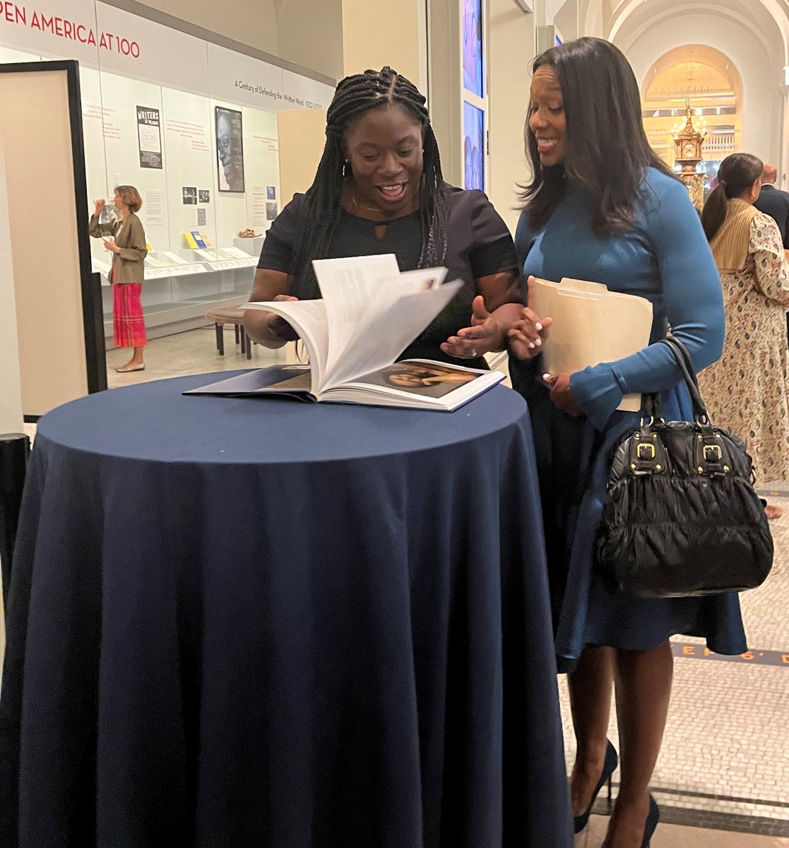 StudentLeadNet's tweet image. SL Network recently celebrated the publication of “Its All About the Girls” for our 25th anniversary at @NYHistory! Speakers included Ann Tisch, Founder of SL Network, @darrenwalker, President of the @FordFoundation, &amp;amp; Jahleese Hadley of @GLOWacademy1!