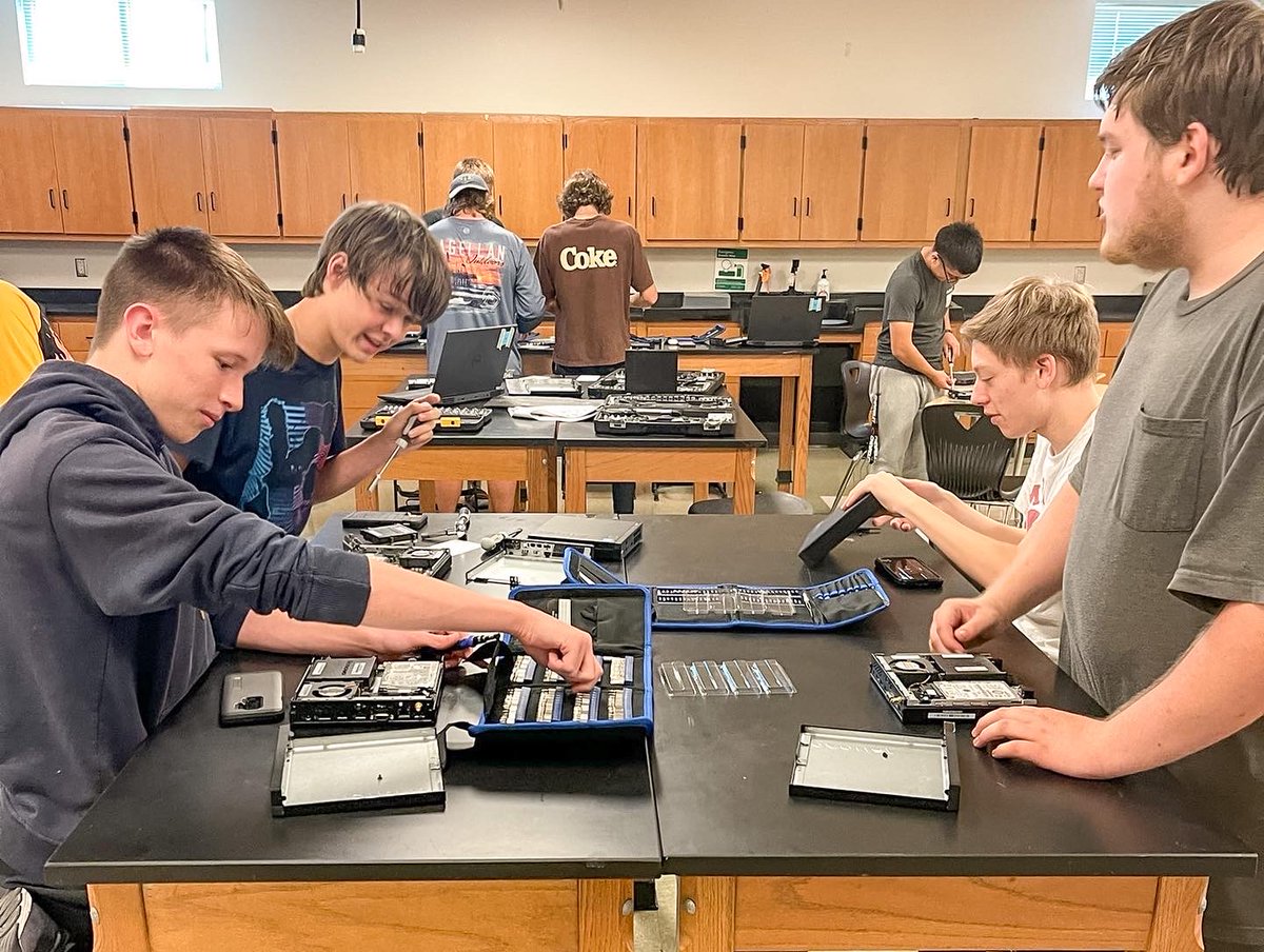 High School CTE teacher, Mrs. Fannins computer maintenance class performing computer autopsies. 💻🪛🧰