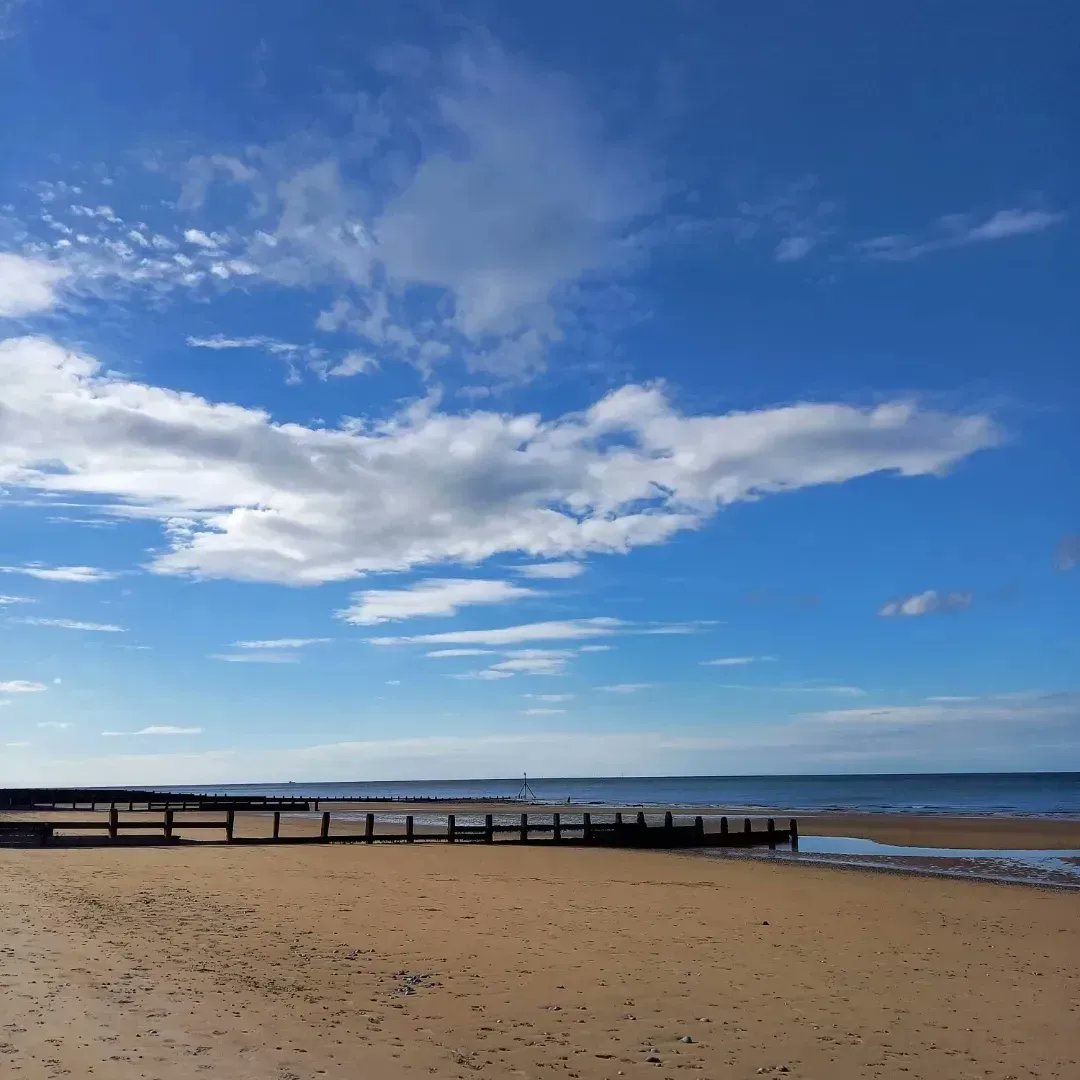 Enjoy the beauty of the North Norfolk coast for less! Autumn and Winter are a wonderful time to visit the coast. Imagine long walks along deserted beaches, steaming cups of hot chocolate in a cafe, and a warm, comfortable room to return to and relax in the evening. Bliss! ❤️🌊