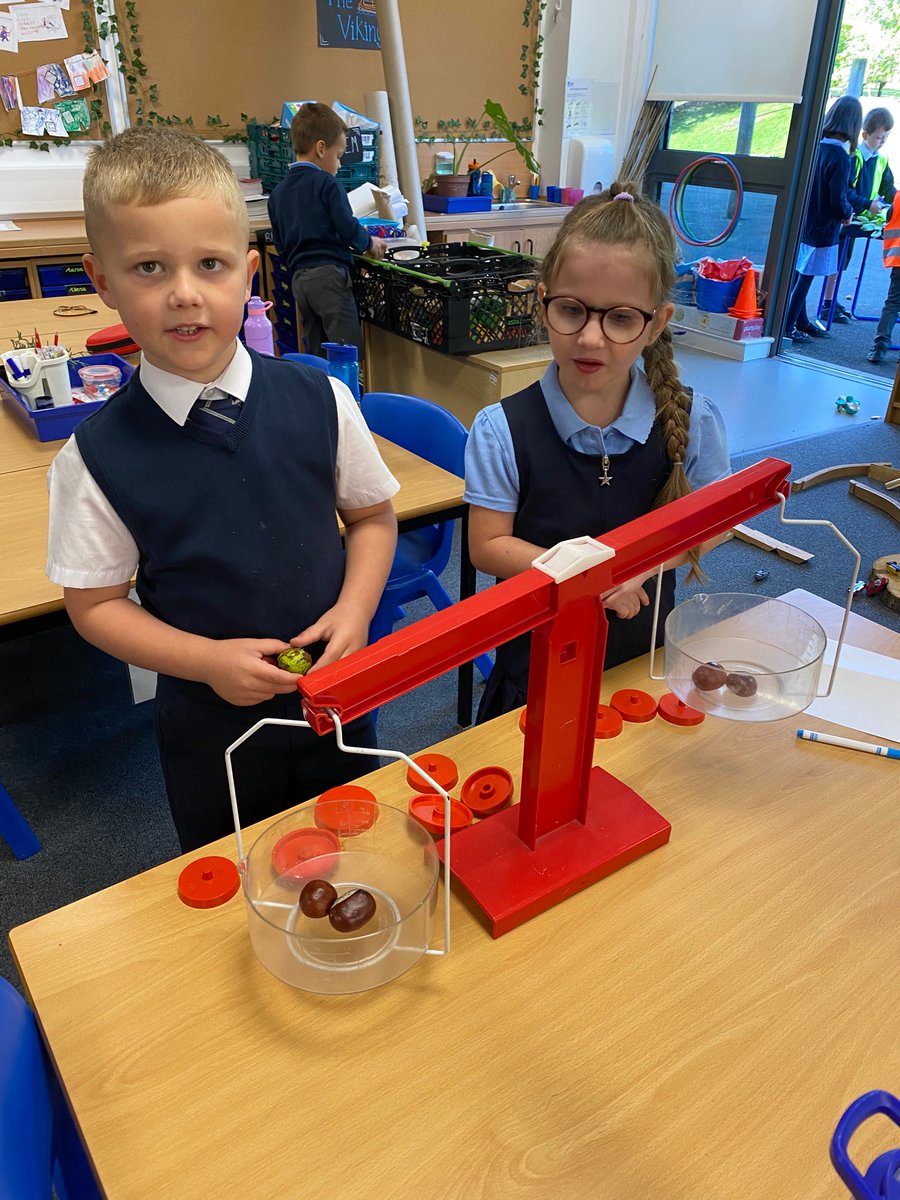 BankheadPrimary's tweet photo. Room 3 explored the tuff tray filled with conkers and leaves we collected yesterday. This led to us trying to find the biggest and heaviest conker! Then we tried to make the scale balance ⚖️ #responsiveplay #outdoorlearning @SLC_RAiSE @EducationSLC https://t.co/X3T6vd75Jx