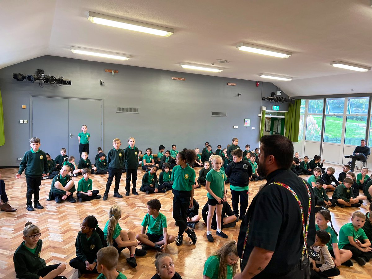 WatersidePA's tweet photo. We were delighted to welcome Rev. Darren from @ChristChurchHP5 today who led our Key Stage 2 assembly as we reflected on the life of HM Queen Elizabeth II and also discussed how being a great person and serving others is so important! #PutOthersFirst https://t.co/0xLaZXSETs