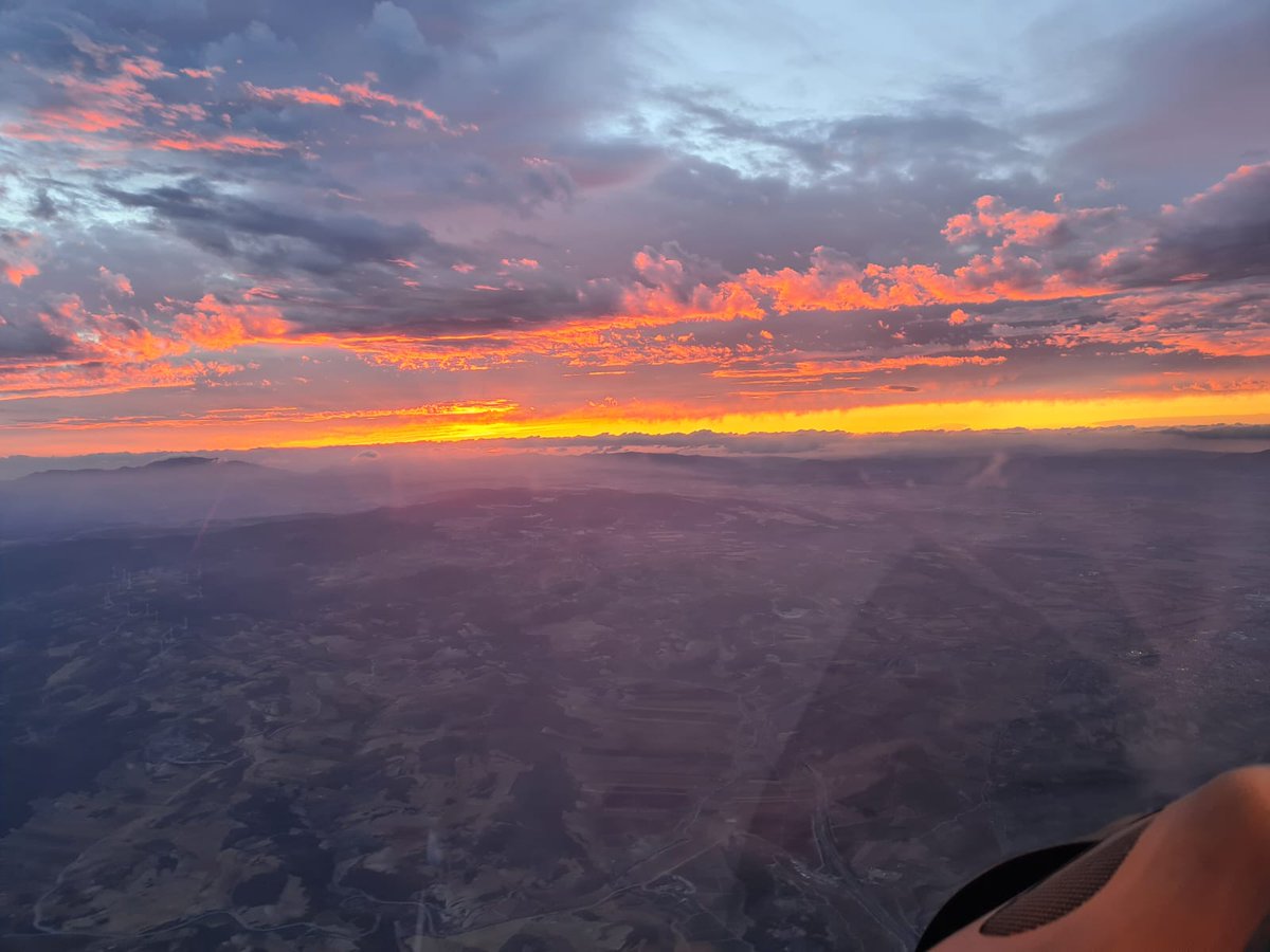 #IFLosGuájares, estabilizado.
📍394 efectivos👨‍🚒, 11 pesados🚒, UMMT, UMIF y UNASIF.

#IFCotoRíos, estabilizado.
📍60 efectivos👨‍🚒, UMMT y UMIF🚚

✅La vista se relaja con imágenes desde ACO4, avión y profesionales que velan por la seguridad de las operaciones aéreas.

Buena noche.