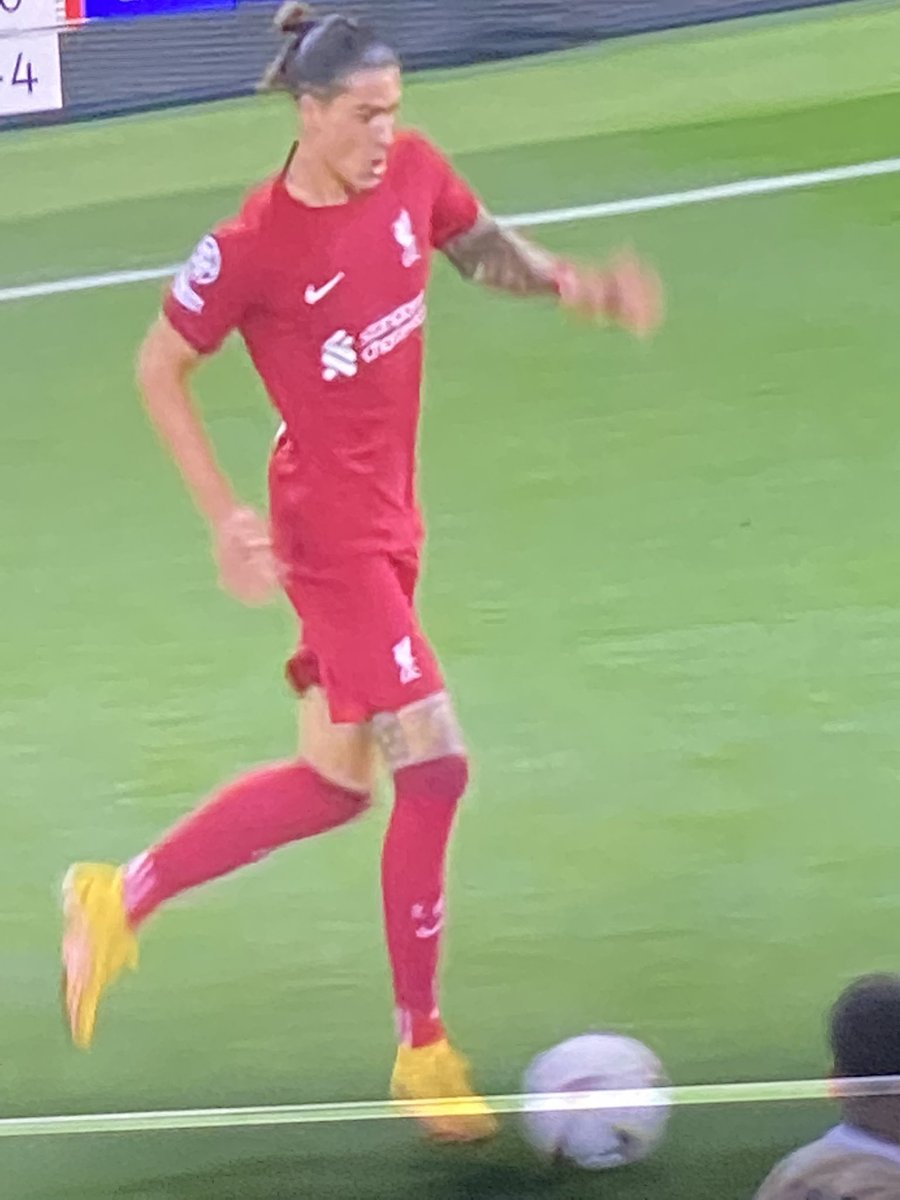 JoshCicatello's tweet photo. @LFC , how come Nunez was the only player on the pitch without a black band for the queen? 🤔 https://t.co/tP2m2P8uIK