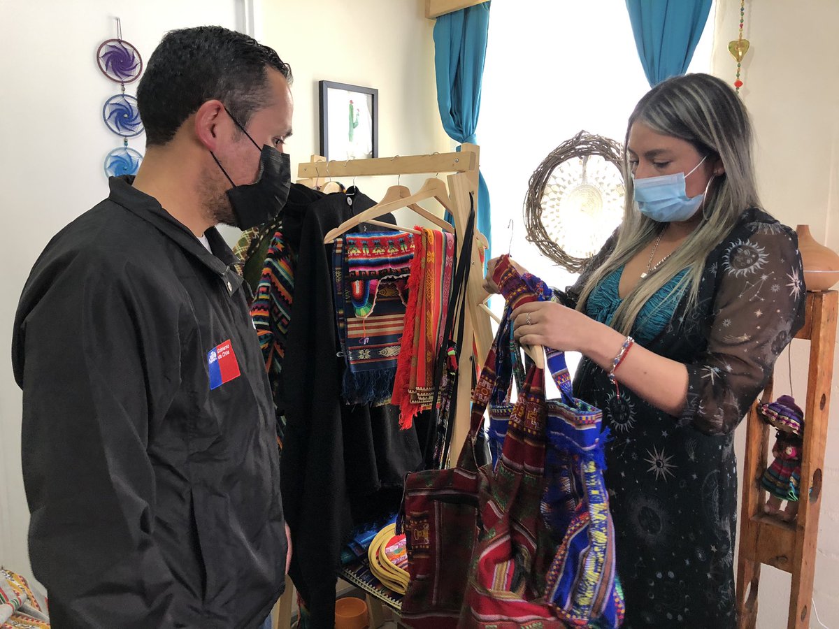 MDSCoquimbo's tweet photo. En #Coquimbo el Director de @FOSISCoquimbo, Alejandro González, visitó a Karen Mandiola, quien con el apoyo de FOSIS desarrolló su emprendimiento de confecciones en telas originarias “Aguayos Artesanías”. Productos que puede encontrar en la #FondaFOSIS 👉📱https://t.co/HzdUmEsoRd https://t.co/BvGd55N7Sx