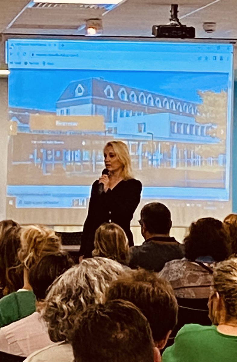 anne_margerie's tweet photo. #lycée #Maurois #Deauville: salle comble ce soir pour cette #réunion des #parentsdélèves de #rentreescolaire des classes de secondes. La #PeepMaurois présente ses projets pour l’#éducation de nos #jeunes #calvados #normandie #academiedenormandie #dsden #rectoratnormandie https://t.co/OvO4r0src0