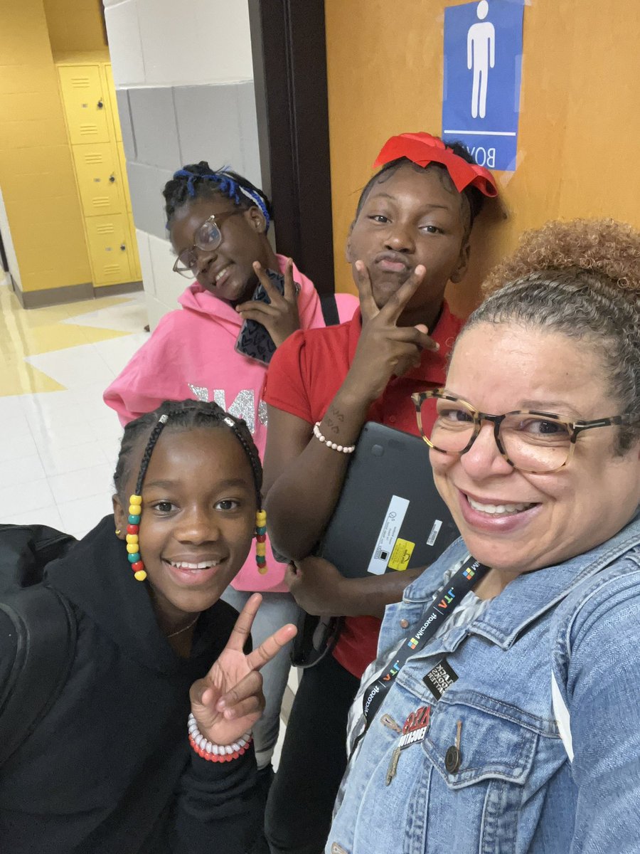 tech4msbritt's tweet photo. i had the pleasure of spending the last two mornings w/a few @APSPrice 7th grade #CS Ss ..we conducted research & formulated ?s to pose to an important partner .. @ShanaVWhite & @PBSARobotics will be proud 🙌🏽 @PBS_Atlanta #PBSAInstrucrTech #TechWithPurpose #CSWithPurpose https://t.co/WNdkfny1Ku
