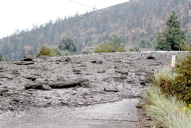 Post-fire debris flow in Holbrook Jct. yesterday (Douglas Co, NV). Between 4-5 pm, 0.74" of rain fell triggering a foot of mud and debris, pictured below. Burn from last summer’s Tamarack Fire. Luckily, no reports of injuries or major structural damage.
bit.ly/3RXPgR6