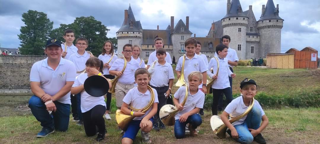 DTV45000's tweet photo. #petitsonneur #trompe #champion #sullysurloire #fetedelasange #dtv #destrompesetvous #guyaumevollet https://t.co/HKOLxyWSne