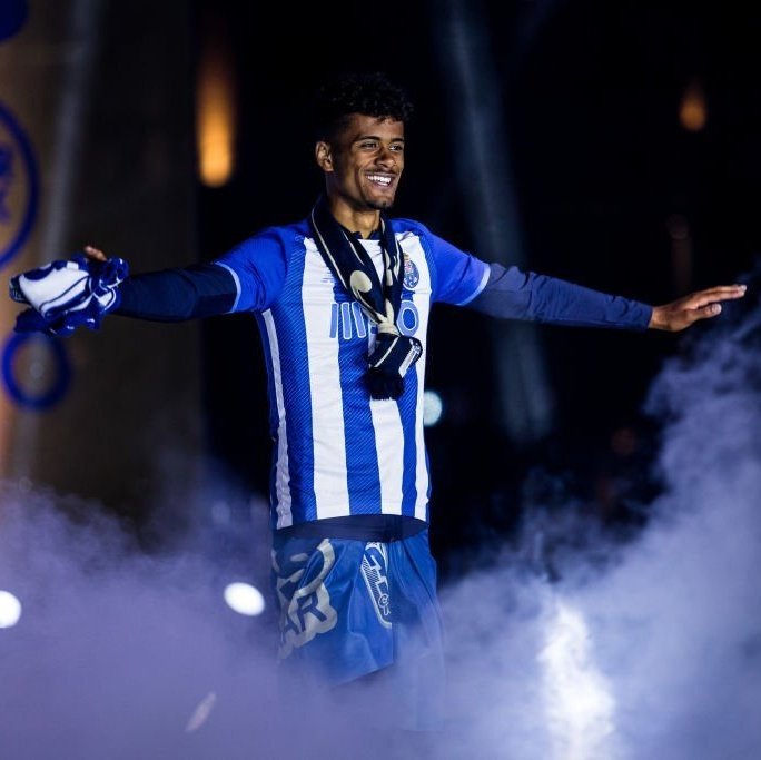 fcportofas19's tweet photo. 🗣 “Vamos trabalhar para compensar os nossos adeptos, podem ter a certeza”
#FCPorto #UCL #FCPCBKV https://t.co/CVHFdXbniq
