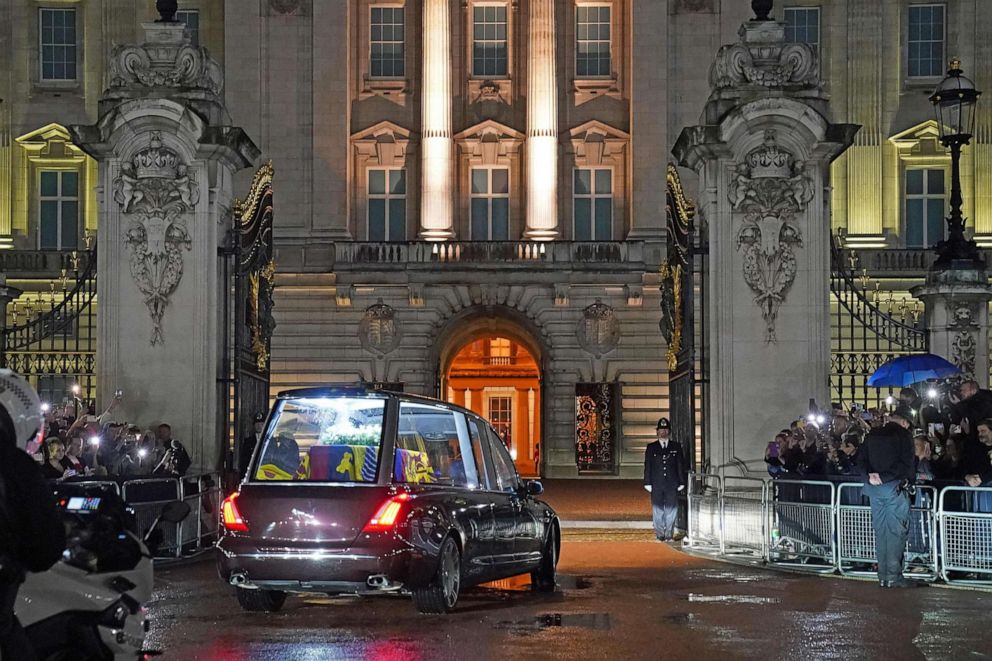 Queen's coffin arrives at Buckingham Palace

ow.ly/NStG50KIwzk

#queenelizabeth #funeral #buckinghampalace