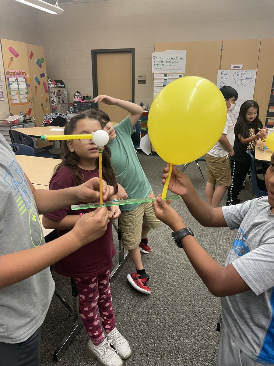 quintero__maria's tweet image. Dual Language students exploring the relationship between the earth, sun, and moon while learning academic Spanish vocabulary. @ZwinkKISD @KleinISDscience #KleinDualLanguage