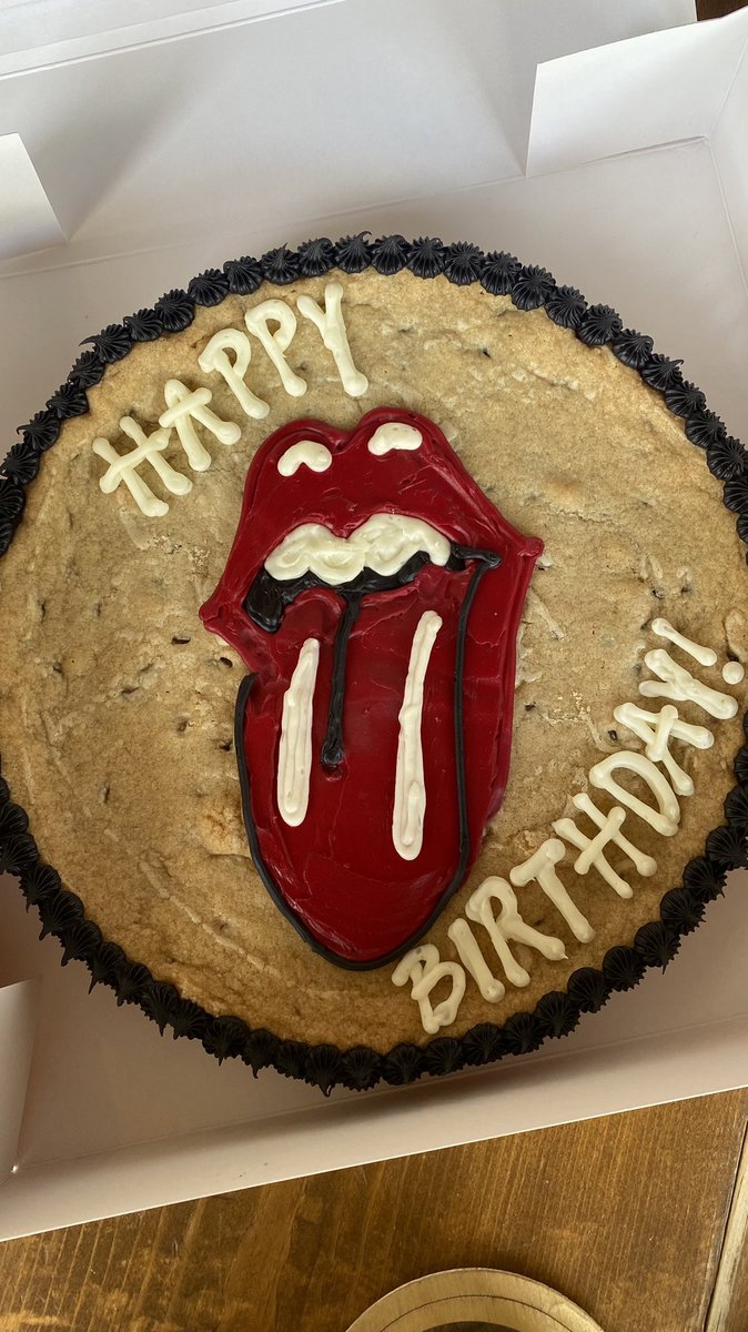 alexandralozaa's tweet photo. Algo estoy haciendo bien para que el team de messyheads me quiera y me regale cosas por mi bday 🥹❤️‍🩹 #KeepItMessy https://t.co/7MHDN1y6rO
