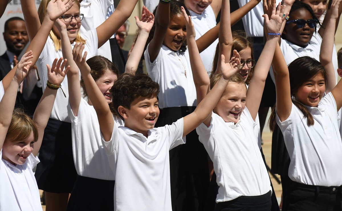 Music filled the <a href="/MetroNashville/">Metro Nashville</a> public square this morning to celebrate 10 years of <a href="/MMUNashville/">Music Makes Us</a>, our program that brings music and support to Music City's public school students. 🎶🎶🎶
musicmakesus.mnps.org 🧡