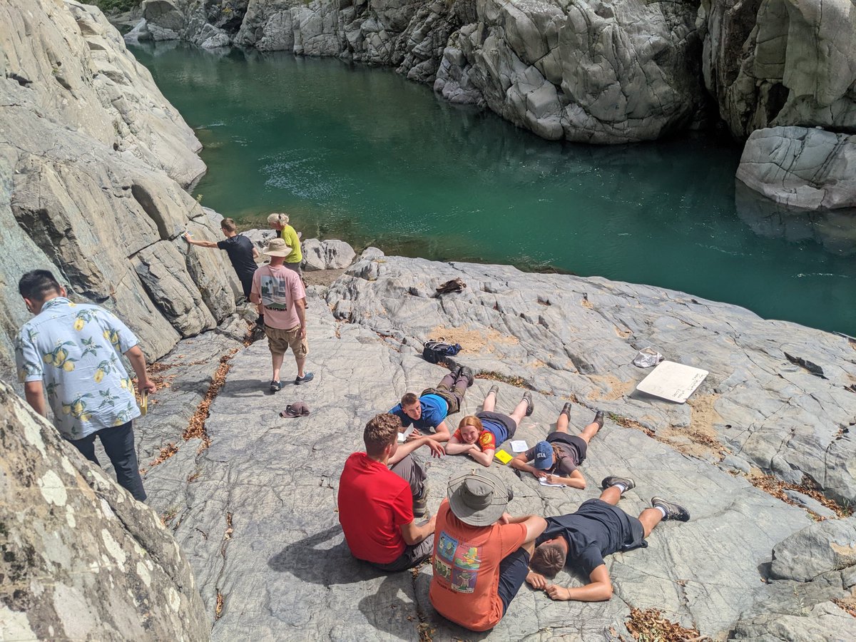 CatrionaDM's tweet photo. Second day of the Alps fieldtrip for level 3 @DurUniEarthSci took us to the mantle! We found some serpentine veins with incredible haloes of pseudomorphed olivine (now serpentine) in the upper continental mantle peridotite!
#geology #AlpineGeology #fieldwork #serpentine https://t.co/0Pp7rgYwJO