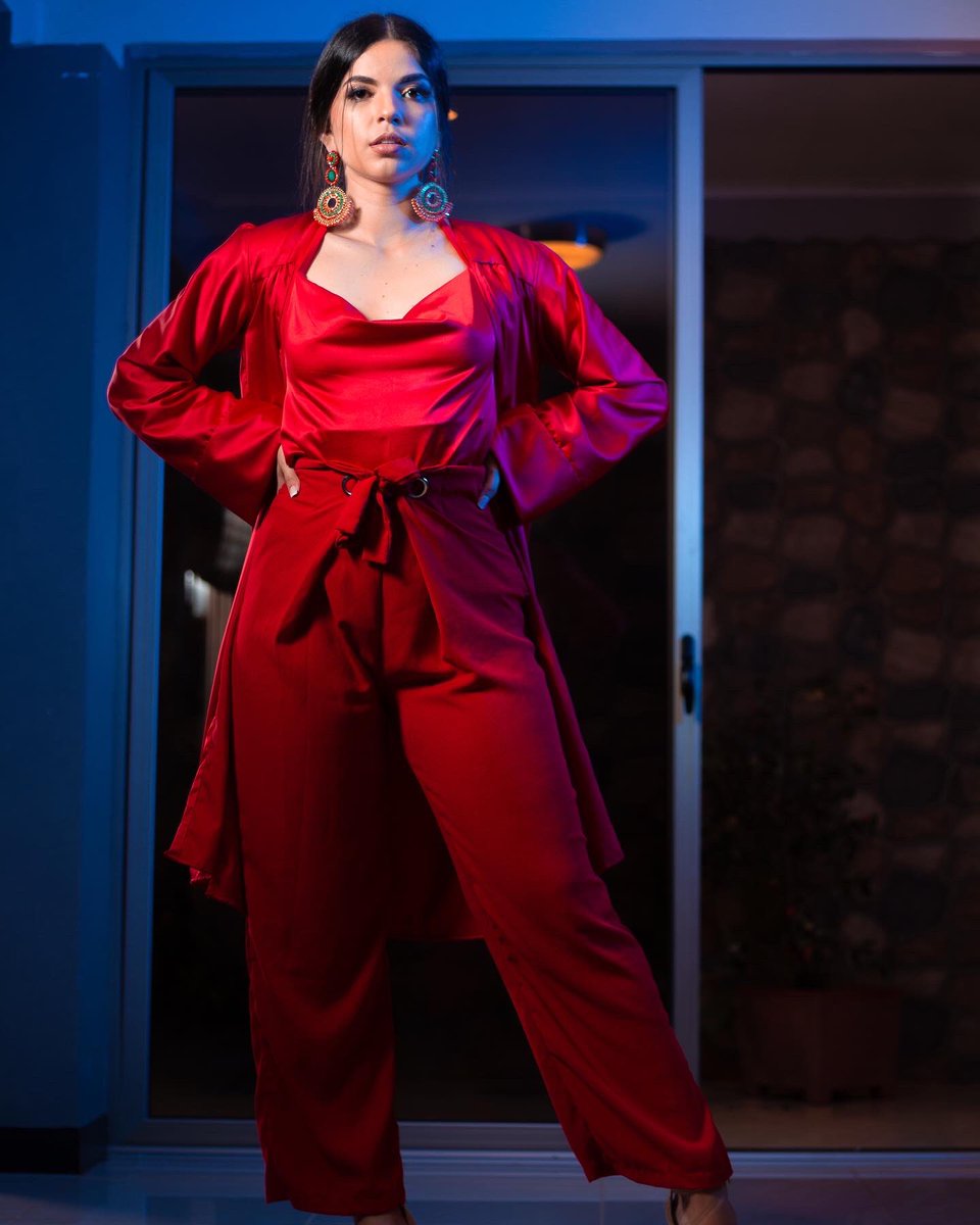 El color rojo es elegido cuando buscamos el look perfecto cuando queremos destacar nuestro carácter. 🧨 
El color rojo se asocia con una mujer fuerte, con carácter… Es el color para cuando queremos destacar. 
⚜️ @srtasancarlos 
📷 @foto_quiros 
📍 <a href="/lacasadedaniel/">Daniel Casas</a> 
📿 <a href="/agata/">Agata</a>.by.j