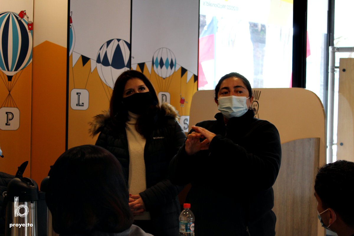 fproyectob's tweet photo. Hoy nuestra directora de empleabilidad y alianzas, Andrea Beytía, y nuestra asesora laboral, M. José López acompañaron a jóvenes de #ProyectoB a una visita guiada en @McDonalds_Cl 🥰

¡Esperamos colaborar durante mucho tiempo más! 🙌🏾 #InserciónLaboral https://t.co/4CPnvwyIXl