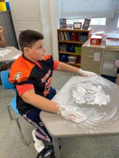 HeatherLiputVV's tweet photo. @HeatherLiputVV @VV_Voyagers Fun writing words in shaving cream. #spellingfun https://t.co/qwaZzsJyJ9