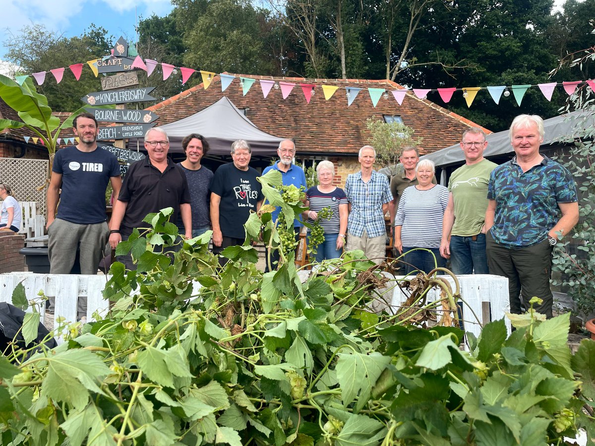 C O M M U N I T Y • 🤍
@farnham_hoppers annual #HopPicking with the local hop growers at the #Brewery. Thanks to the #FarnhamHoppers for the bumper 20kg crop of Prima Donna hops, the essential ingredient in the seasonal green hopped GDA.
Cheers 🍻 
#CraftBrewsUK #Frensham