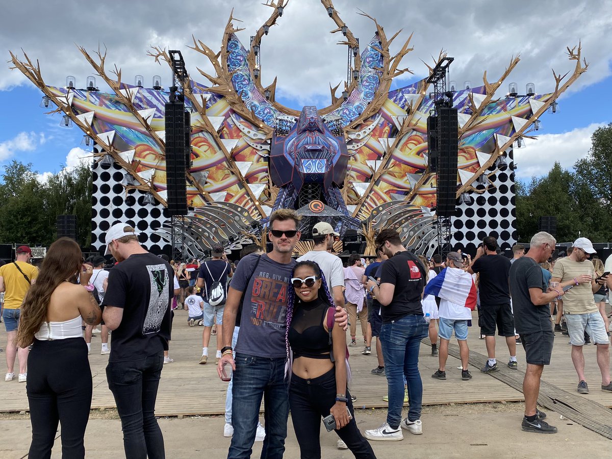 BadToxic's tweet photo. #RealParty: #QDance #stage on the #Mysteryland #festival, #Sunday.

#QDanceStage #Bühne #Hardstyle #music #Musik #DJ #Wasserbälle #beachBalls #balls #confetti #Konfetti #party #festival #MysterylandFestival #musicFestival #Musikfestival @Mysteryland #Amsterdam #Netherlands https://t.co/s2Idldzfc2