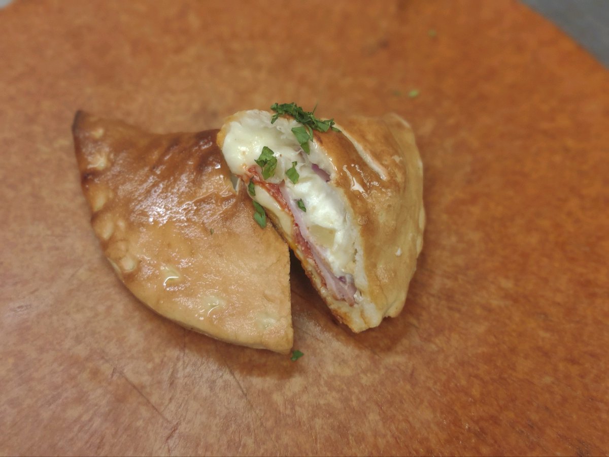 BergheimPizzaCo's tweet photo. Calzone = Cheesy ooey gooey goodness
Call to order yours, you know you want one! π
830-336-2577
#pizza #calzone #catering #boernetx #sanantonio #springbranchtx #bulverdetx #fairoaksranchtx https://t.co/vwieAI6wF1