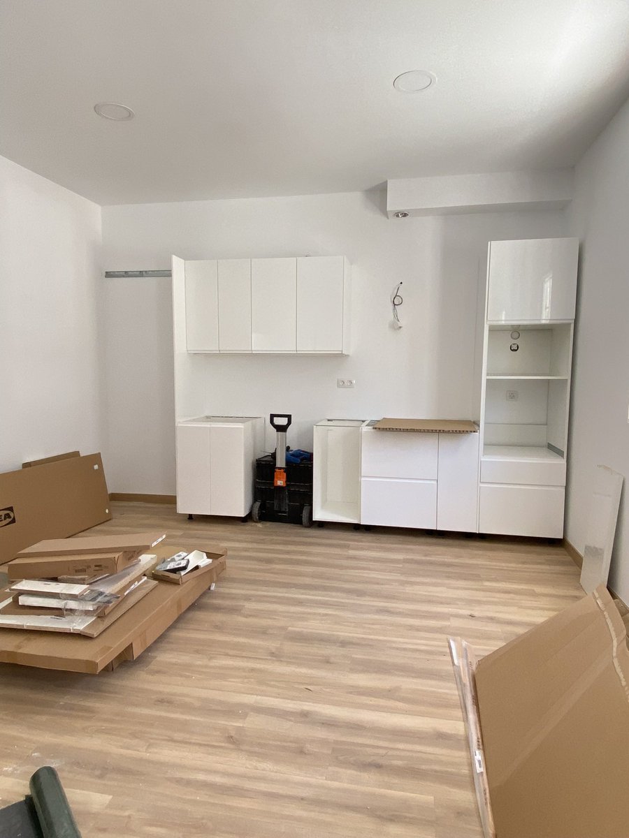 anbhdez's tweet photo. +se note. Empiezan las chapuzas. 
Así queda la cocina el primer dia. Pensamos: bueno, todo se arreglará y mañana estará acabada. Pobres de nosotros inocentes. @IKEASpain https://t.co/bKoa6ZyROw