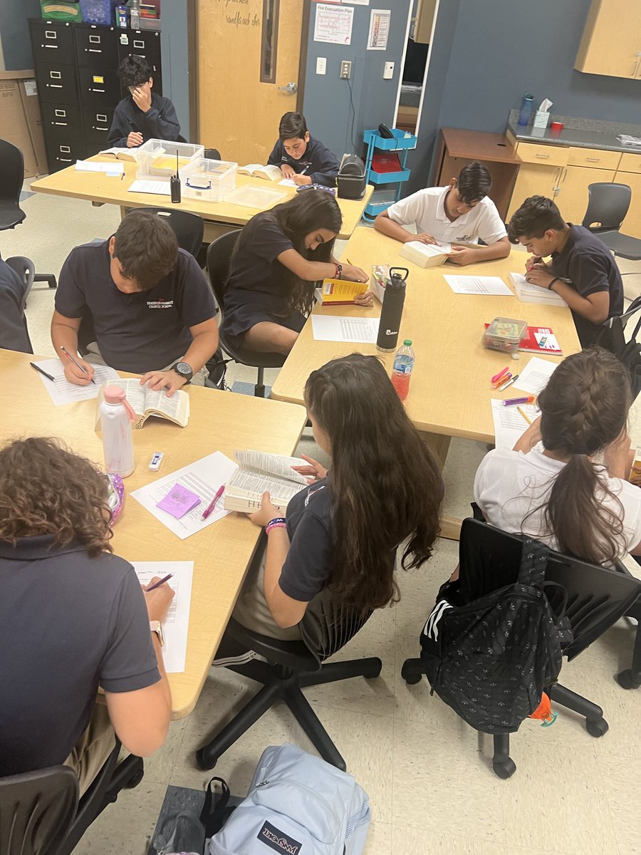 NirvaniRamnath's tweet photo. Tutoring our ESOL babies! Love the dictionary scavenger hunt#AVID EXCEL ⁦@HHCS_Hawks⁩ ⁦@CSUSAhq⁩ ⁦@AVID4College⁩ https://t.co/t4QfBFqyUy