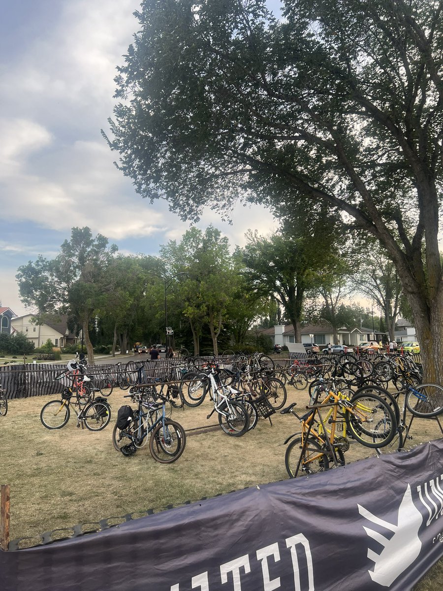 inbikelanesyeg's tweet photo. Around 7:00pm Sunday at the Strathearn Art Walk. Secure bike parking in use. Thank you @StrathearnArt for such accessible infrastructure, I hope it continues to expand. Enjoyed my day in @StrathearnCL https://t.co/PVoAOx0UnE