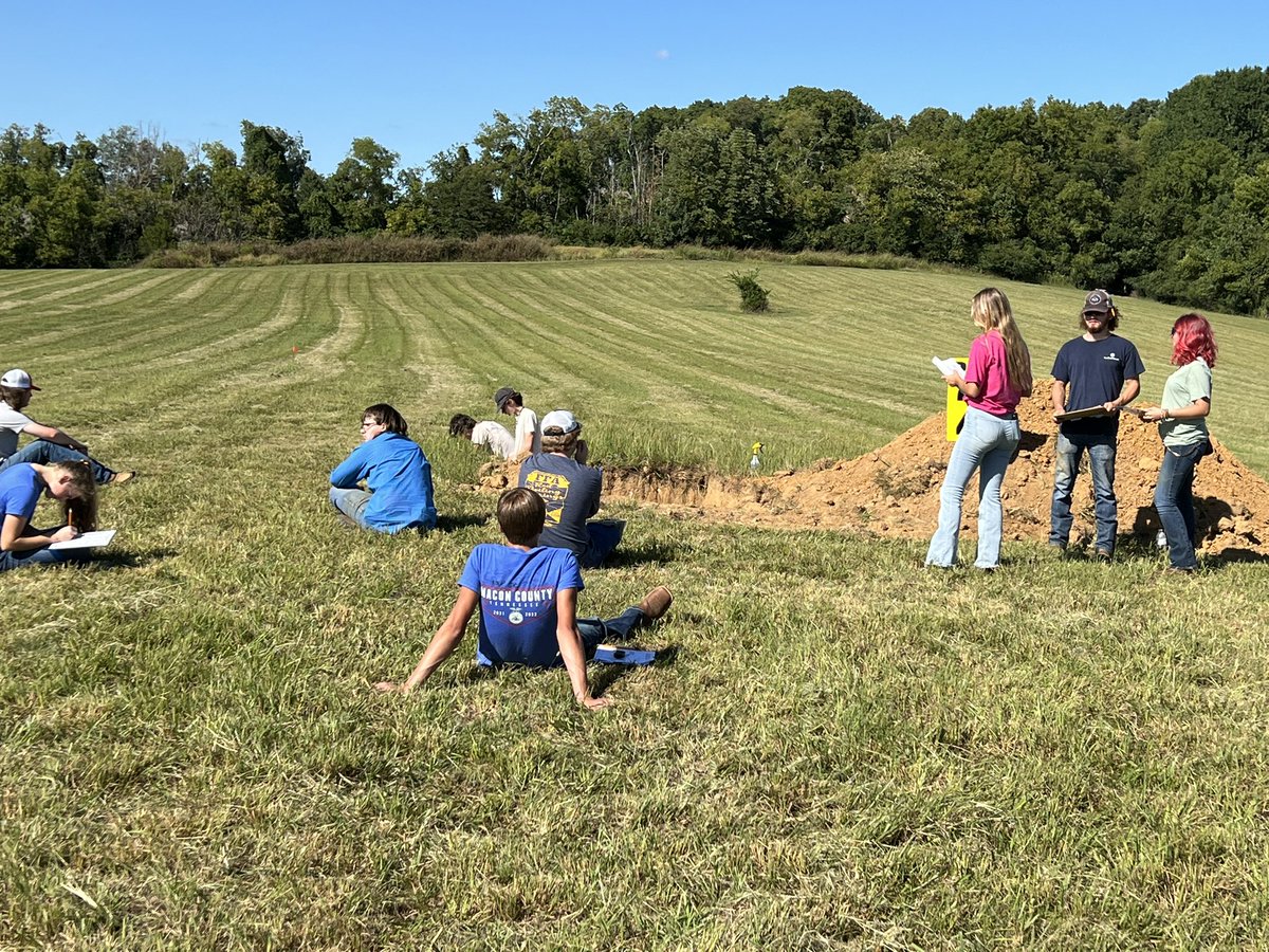 msmballen's tweet photo. An absolutely beautiful afternoon for @commando_ffa to host a soil judging contest! Thanks for the invite! #sumnerachieves @HHSCommandoCTE @SumnerCountyCTE https://t.co/9hsWccjALb