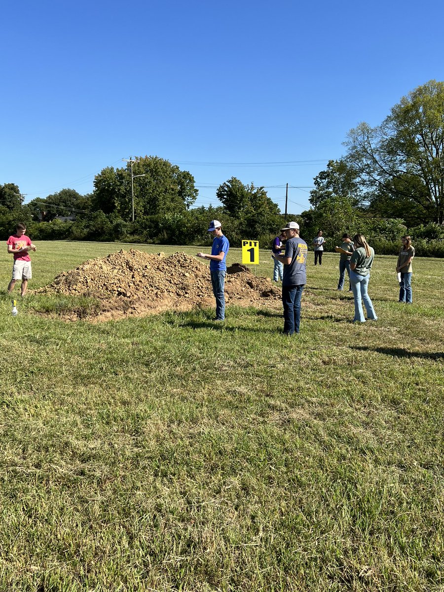 msmballen's tweet photo. An absolutely beautiful afternoon for @commando_ffa to host a soil judging contest! Thanks for the invite! #sumnerachieves @HHSCommandoCTE @SumnerCountyCTE https://t.co/9hsWccjALb