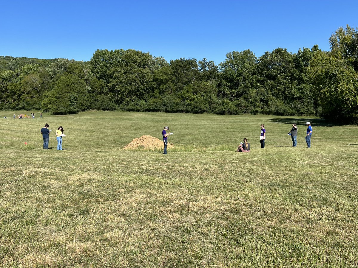 msmballen's tweet photo. An absolutely beautiful afternoon for @commando_ffa to host a soil judging contest! Thanks for the invite! #sumnerachieves @HHSCommandoCTE @SumnerCountyCTE https://t.co/9hsWccjALb