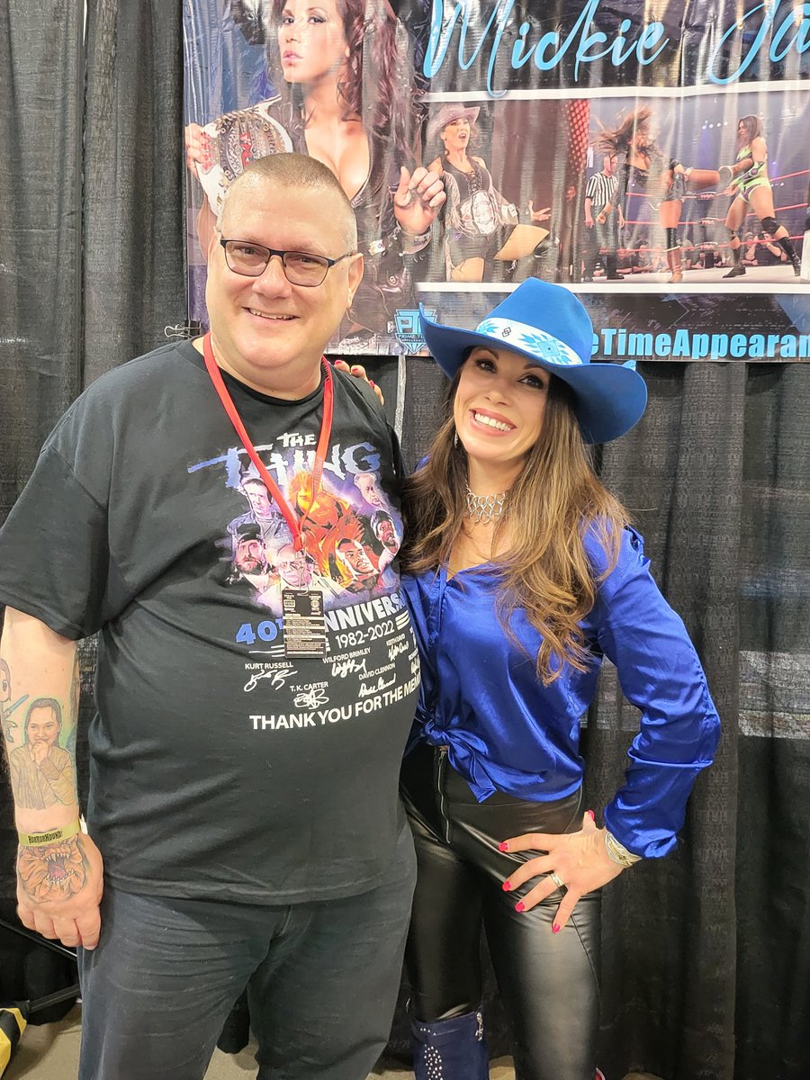 HK47nRevan's tweet photo. While at @horrorhound Cincinnati, I also got to meet @MickieJames #MarkBurnham and saw some awesome MacReady &amp; Windows cosplays #MickieJames #WWE #wrestling #wrestler #TexasChainsawMassacre #TheThing #Horrorhound https://t.co/VgRV53mZNX