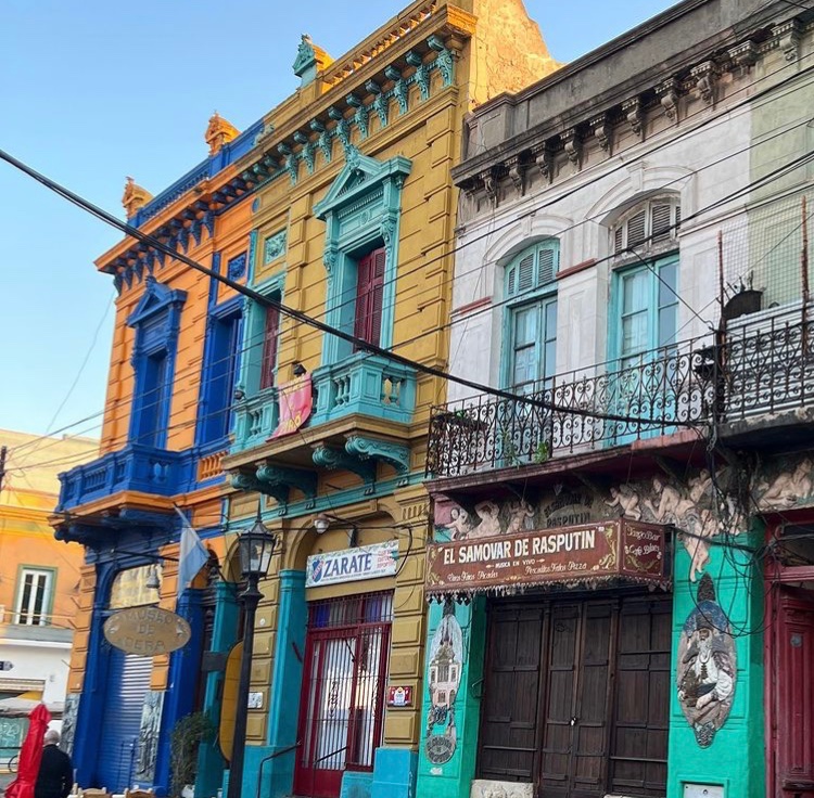 dualipanoticia's tweet photo. Dua lipa vía instagram @ La Boca, Argentina https://t.co/WOdLBqefAf