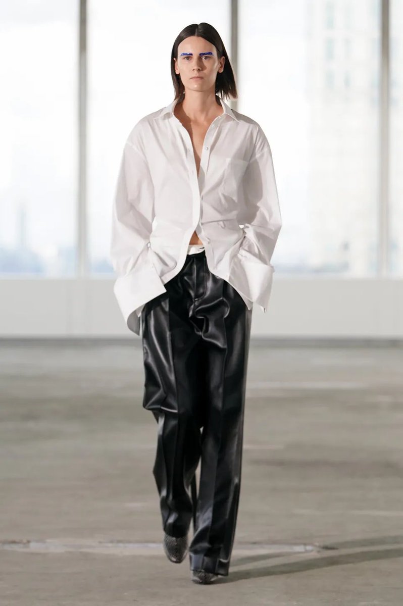 jacquemusx's tweet photo. If there’s one thing Peter Do is capable of, it’s making a black and white tailored look sophisticated and interesting https://t.co/cQBRMVs8k5