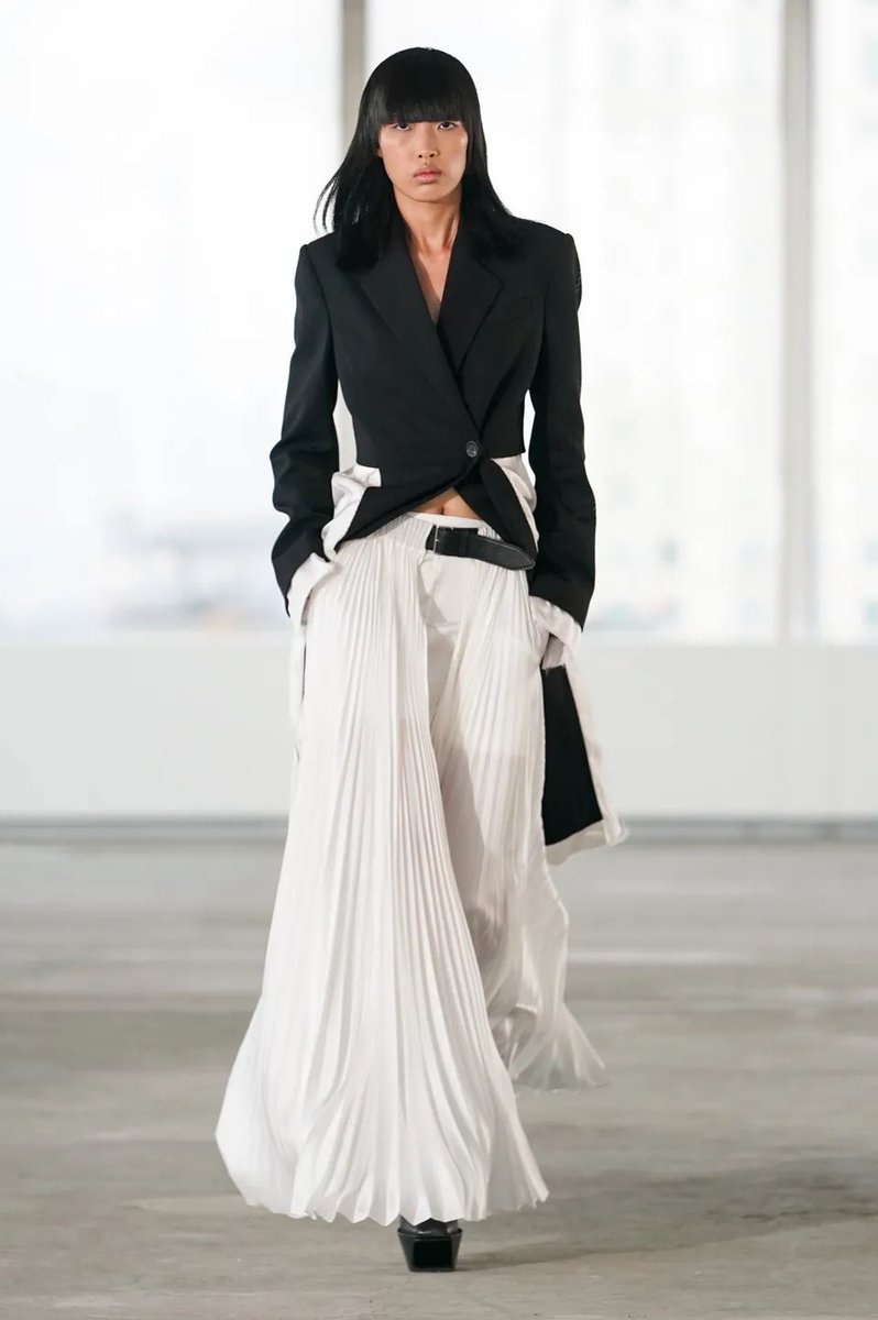 jacquemusx's tweet photo. If there’s one thing Peter Do is capable of, it’s making a black and white tailored look sophisticated and interesting https://t.co/cQBRMVs8k5