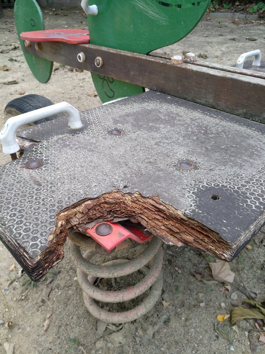 lomoly18's tweet photo. @ajsantquirze mirad el mal estado de los parques de la C/ dels Castanyers. A parte de la mala imagen que dan, son un auténtico peligro para los niños!!! https://t.co/AK0xYZRZVI