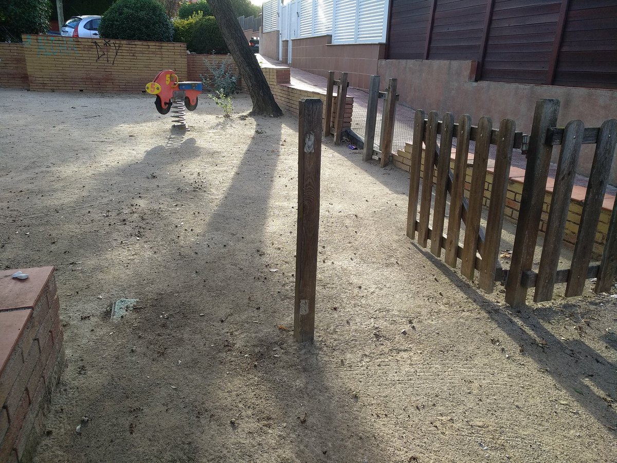 lomoly18's tweet photo. @ajsantquirze mirad el mal estado de los parques de la C/ dels Castanyers. A parte de la mala imagen que dan, son un auténtico peligro para los niños!!! https://t.co/AK0xYZRZVI