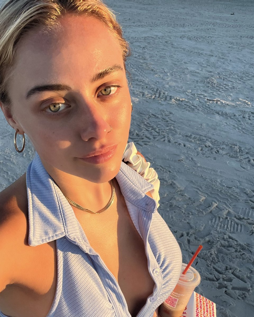 H A L E Y tweet media