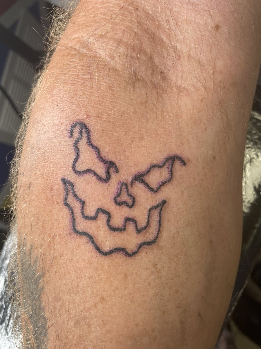 isabelh_tattoos's tweet photo. so so so proud of @paigeerror404 !! her first tattoo ever! 💖 https://t.co/o8xjZj1lu6