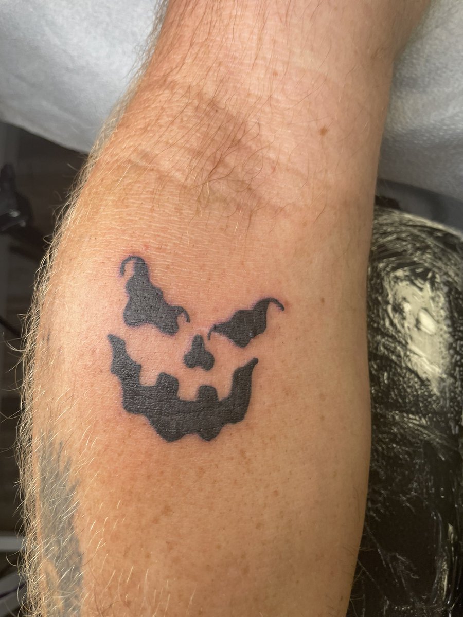 isabelh_tattoos's tweet photo. so so so proud of @paigeerror404 !! her first tattoo ever! 💖 https://t.co/o8xjZj1lu6