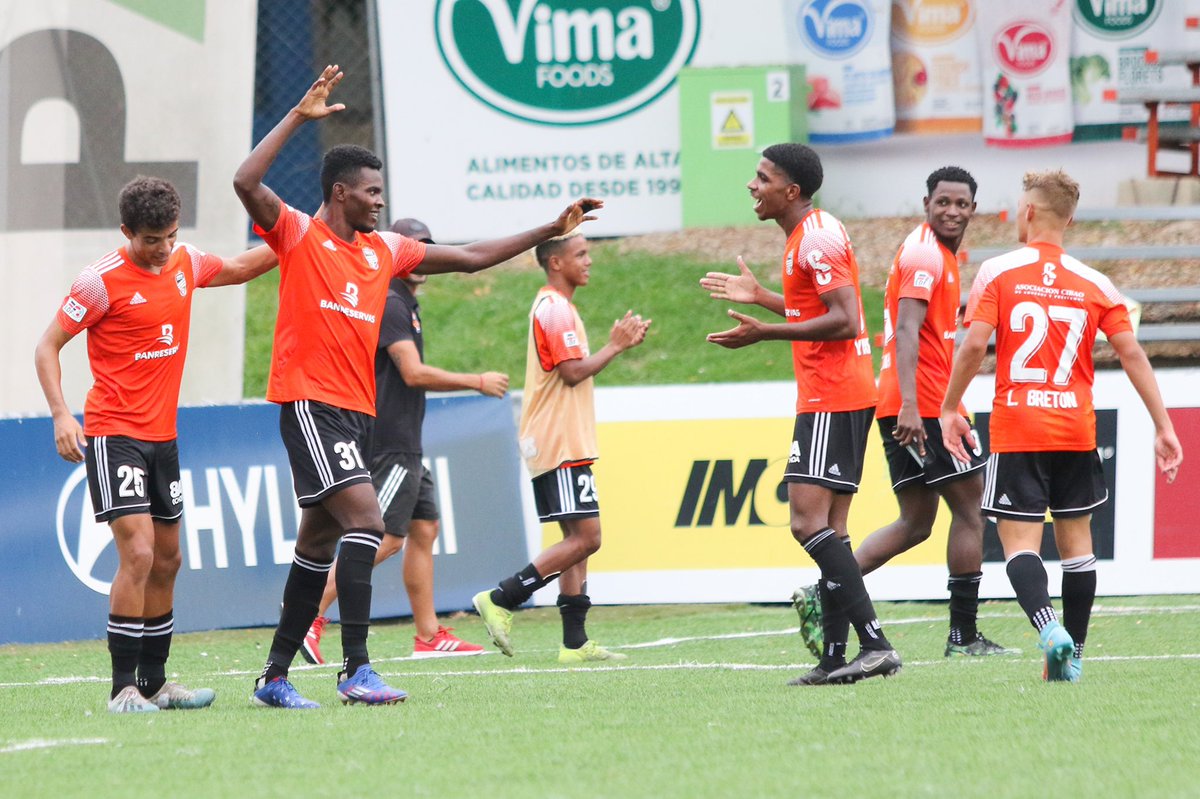 CibaoFC's tweet photo. ⌚️92’ ¡A esto llamamos un goooool de último minuto! 🤯🤯 Andrade marca historia en el partido de hoy.⚽️ #CibaoFC 3-2 #CBASD #SUB23 #VivimosLaPasión https://t.co/7PvNiylcMc