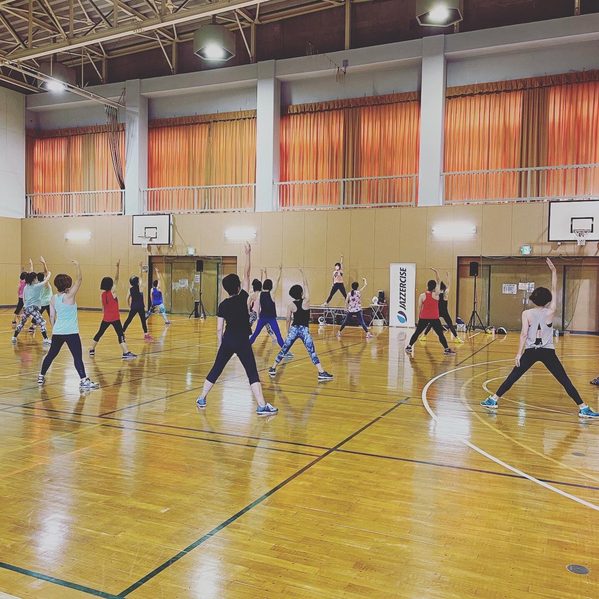 FcMisako's tweet photo. ジャザサイズは、ウォーミングアップからクールダウンまで組み込まれたプログラム。
インストラクターが、運動強度も説明しながら踊るので、年齢や体力に応じて個人のペースで参加できますよ。
まずは一緒に動きませんか？
https://t.co/yolUSV8IEv 

#jazzercise　#サードプレイス
#鎌倉　#大船 https://t.co/J0lpNTXxpZ
