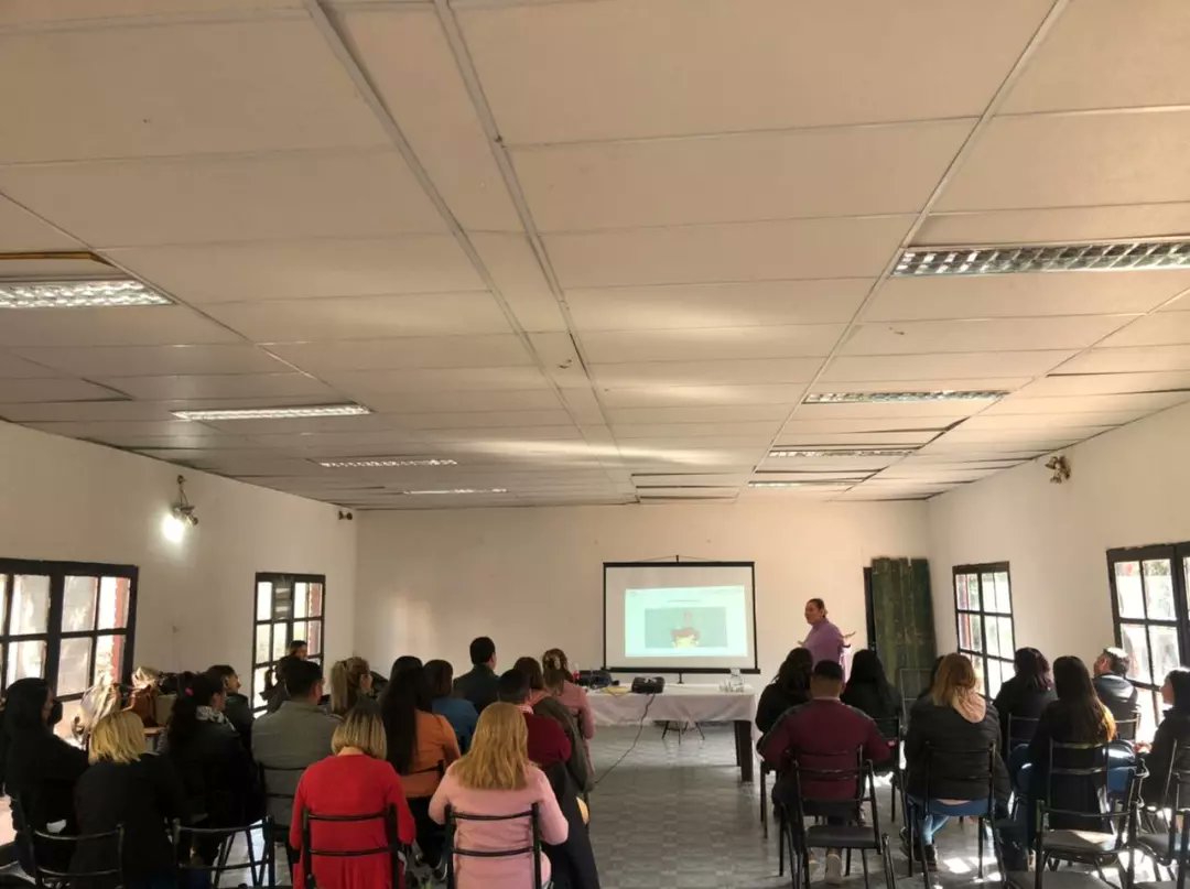 APOSLR's tweet photo. 🔵Las instancias de capacitación al personal de #APOS y #Farmapos en el interior provincial, tienen como objetivo categorizar a cada una de nuestras delegaciones y fortalecer su autonomía para gestionar las necesidades de las y los afiliados.
#CapacitaciónContinua #APOSFederal https://t.co/OKPgK3TRsw