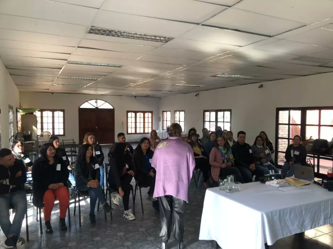 APOSLR's tweet photo. 🔵Las instancias de capacitación al personal de #APOS y #Farmapos en el interior provincial, tienen como objetivo categorizar a cada una de nuestras delegaciones y fortalecer su autonomía para gestionar las necesidades de las y los afiliados.
#CapacitaciónContinua #APOSFederal https://t.co/OKPgK3TRsw