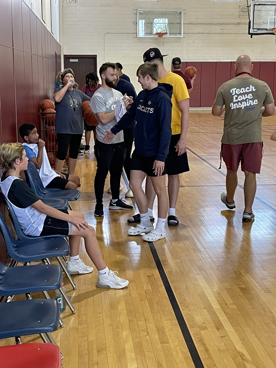 hputxmbsk's tweet photo. Jacket men’s basketball giving back to the sixth graders at Brownwood! @hpusports https://t.co/hdi2IDXNZm