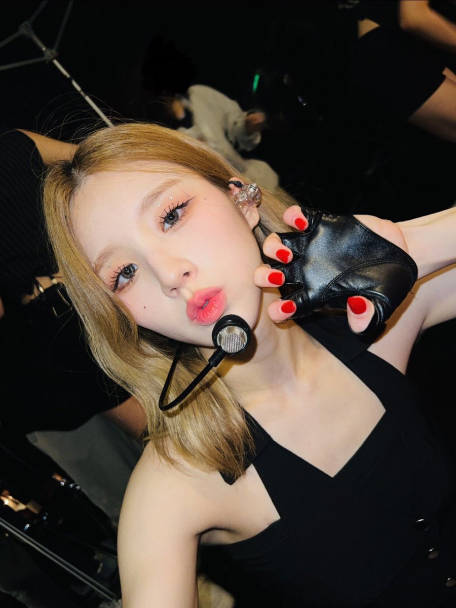 bestofheejin's tweet photo. more heejin tour selfies ❣️ https://t.co/biiMdgbvif